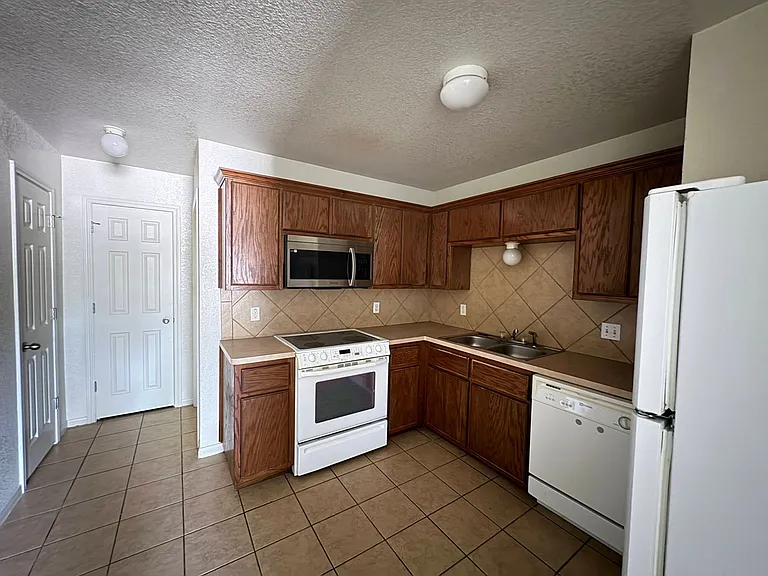 206 Veterans Ave — Photo 11