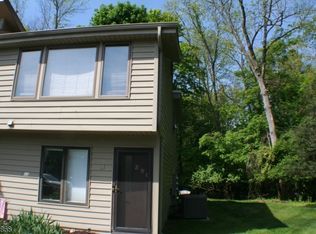 390 Mohegan Cir, Lafayette, NJ 07848