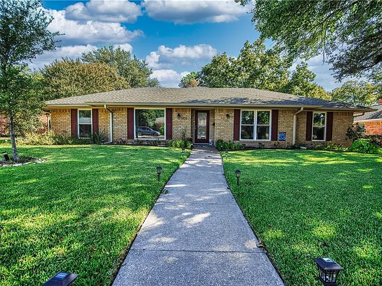 1921 Trinity Dr — Photo 2
