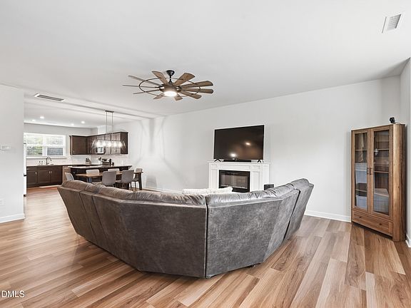5th image of 1391 Regents Ln