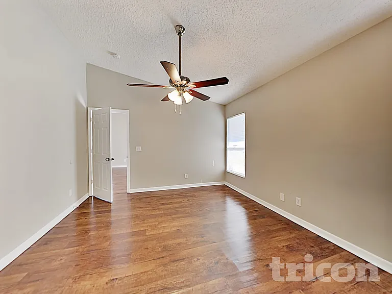 2025 Helm Ln — Photo 16