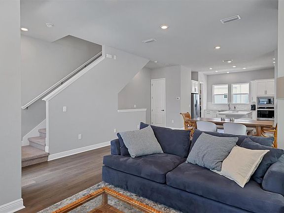 5th image of 2329 Lindstrom St