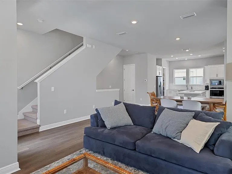 2329 Lindstrom St — Photo 5