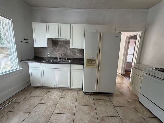 5th image of 418 W Page St