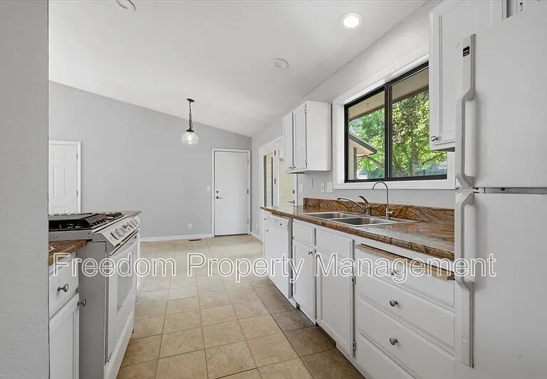 6127 N Portsmouth Ave — Photo 8