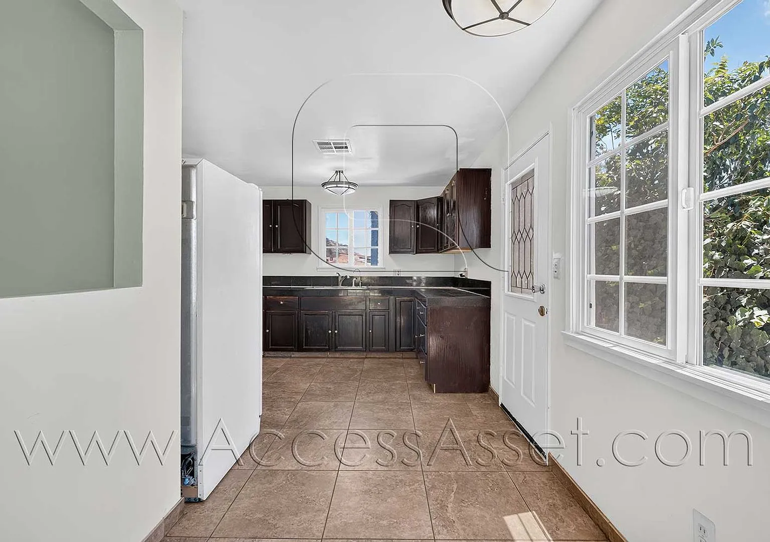 Charming 4 Bedroom Home with Private Yard & Garage Parking — Photo 3
