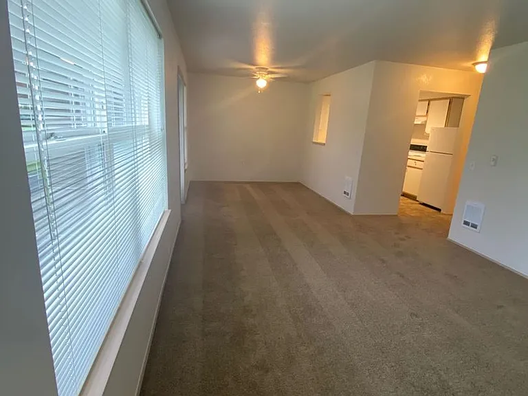 Sunrise Pointe Apartments — Photo 25