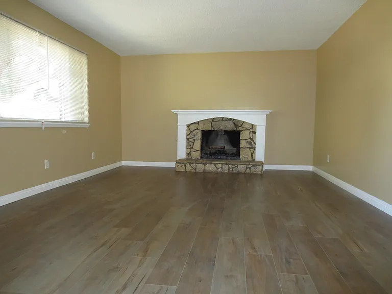 870 Huston Dr — Photo 3