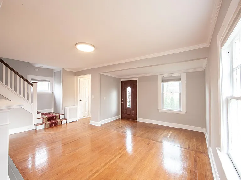 4 Oakcroft Ave — Photo 2