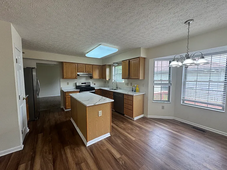 5698 Grantham Ln — Photo 14
