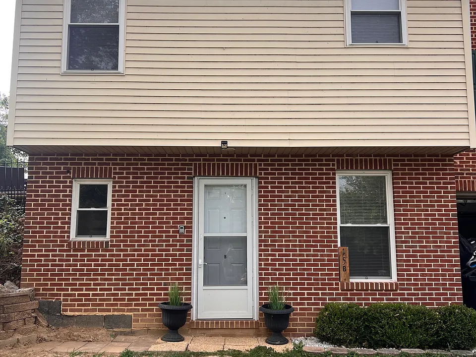 15 Derby Ln