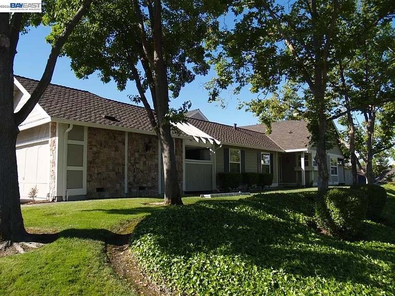 701 Glen Eagle Ct — Photo 2