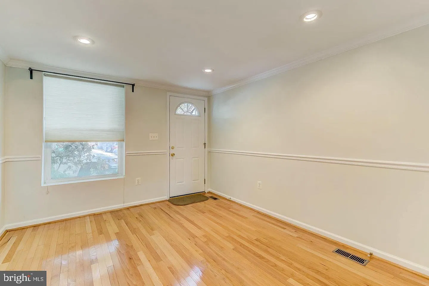 3 bed, 2.0 bath, 1328 sqft, $2,300 — Photo 4