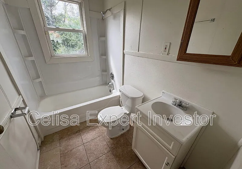2 bed, 1.0 bath, 806 sqft, $1,000 — Photo 4