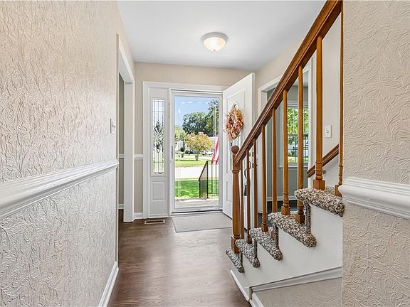 4th image of 6 Margaret Dr