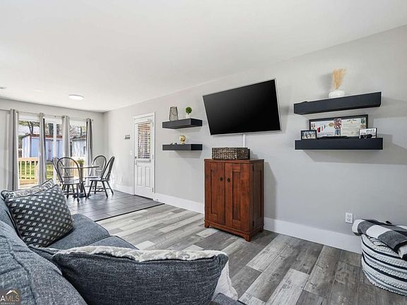 4th image of 516 Landers St