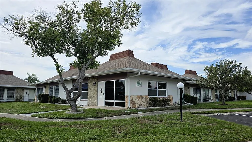 2 bed, 1.5 bath, 825 sqft, $1,350 — Photo 1
