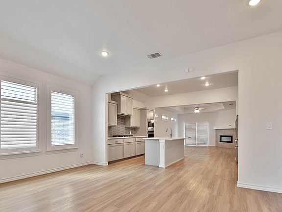 5th image of 604 E 13th St
