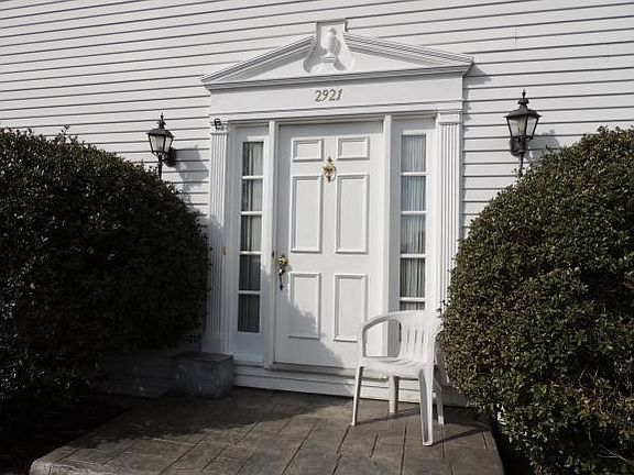 2nd image of 2921 Holly Ln