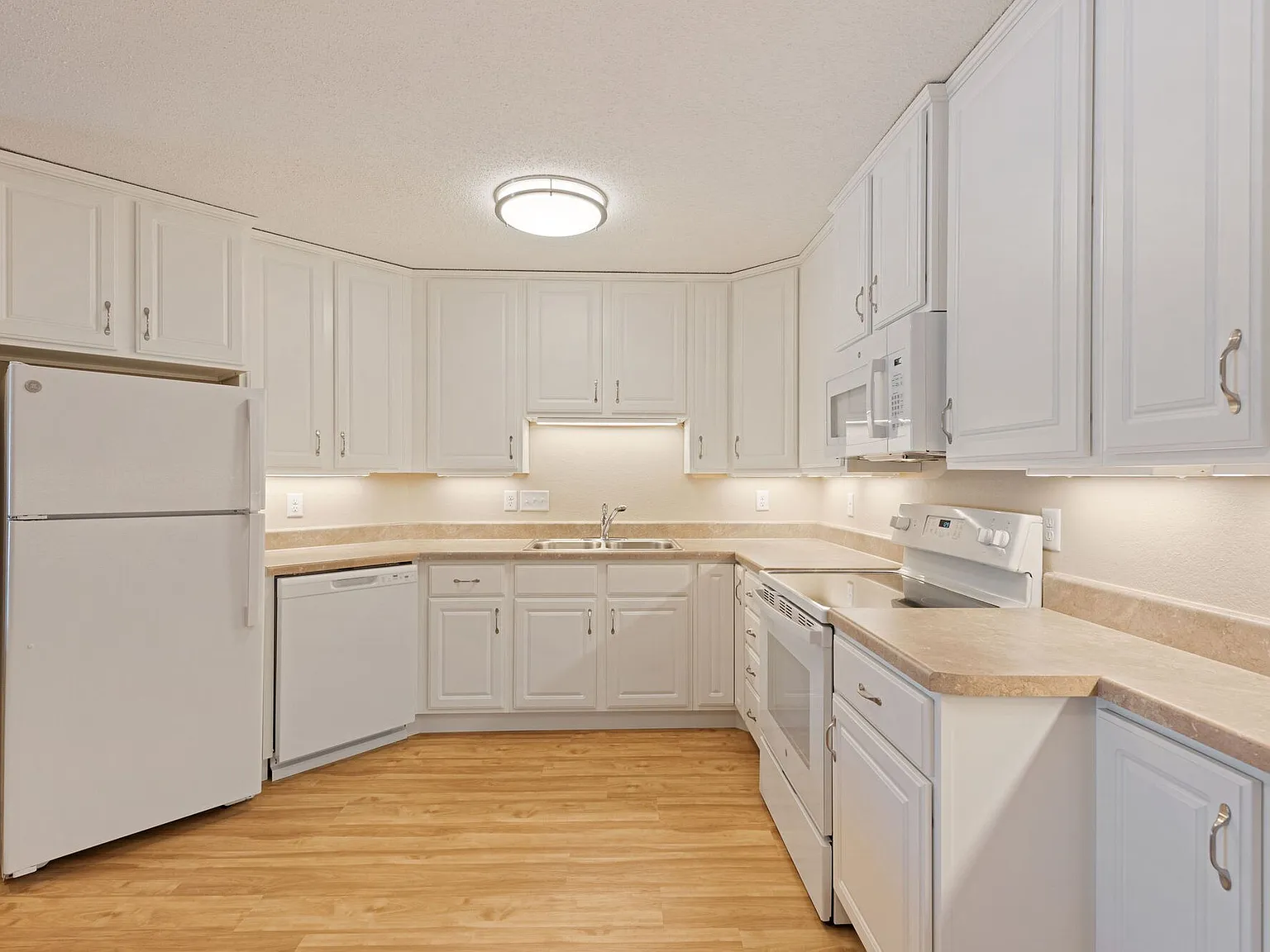Plymouth Ponds Apartments — Photo 2