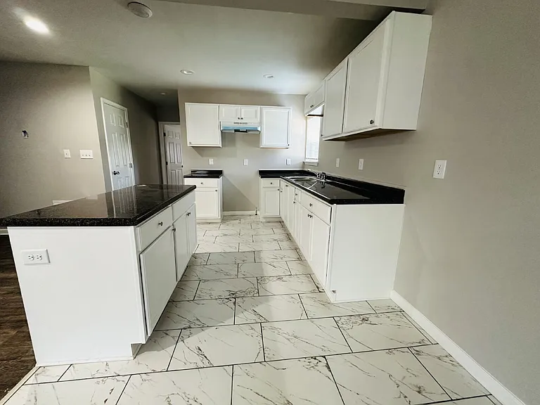 252 N Hollywood St — Photo 3
