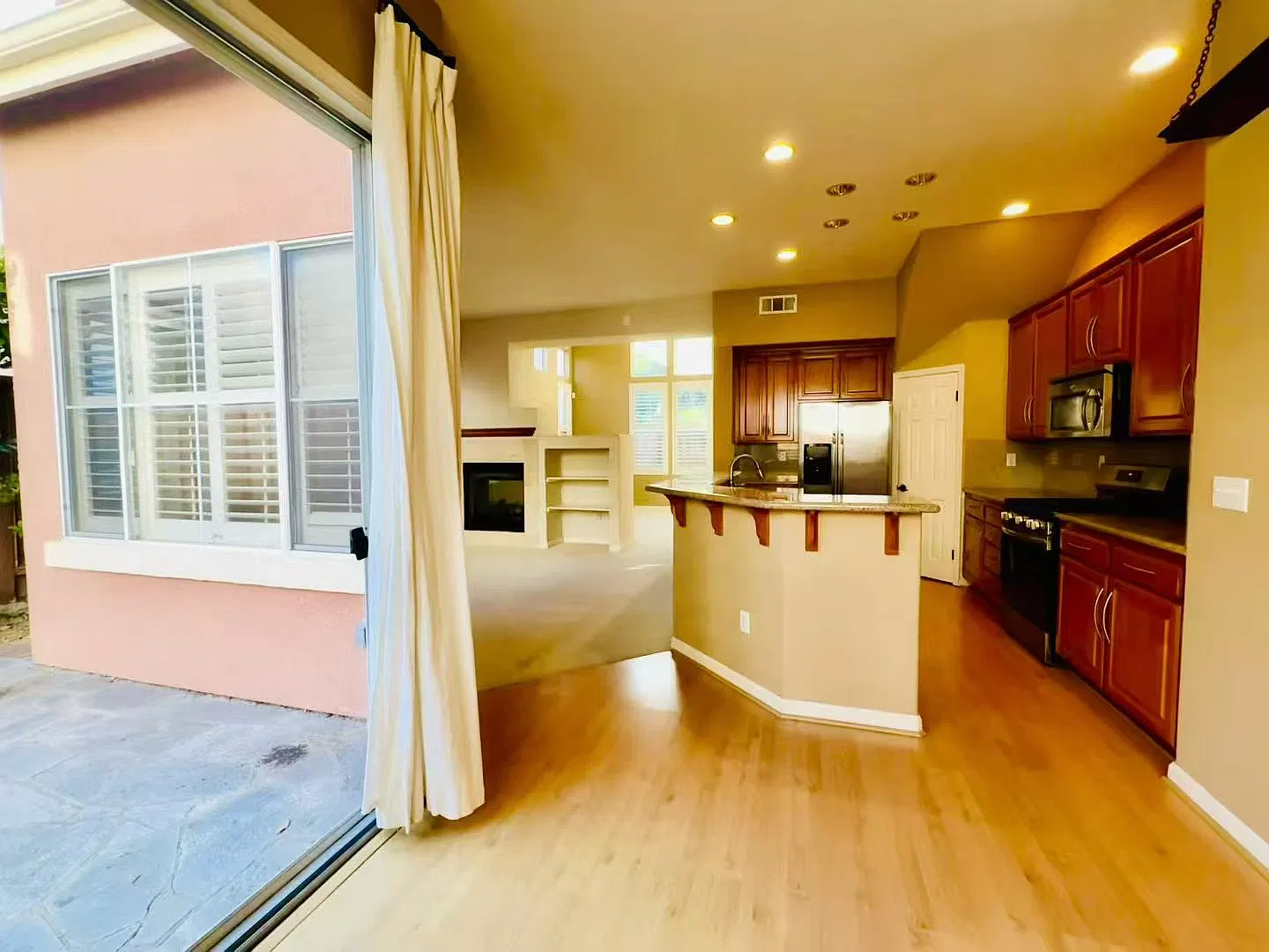 4 bed, 2025 sqft, $6,800 — Photo 3