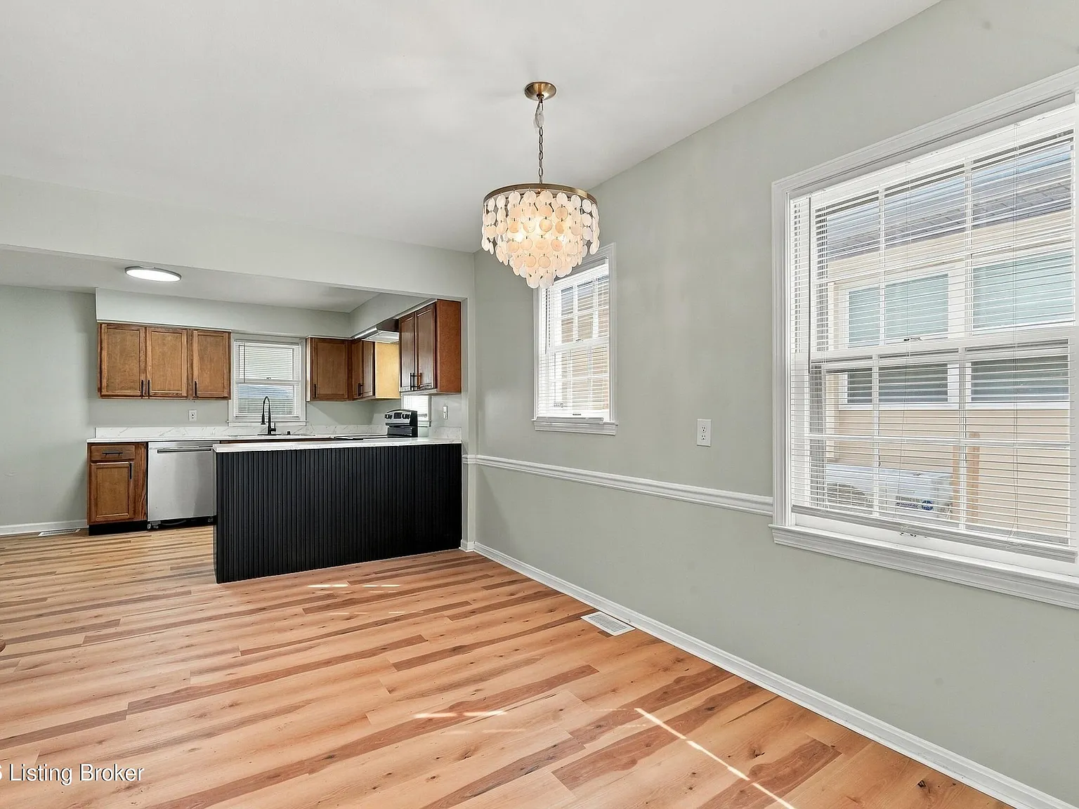 3 bed, 1.0 bath, 1392 sqft, $1,650 — Photo 3
