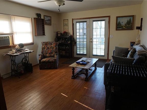 3rd image of 324 Gillespie St