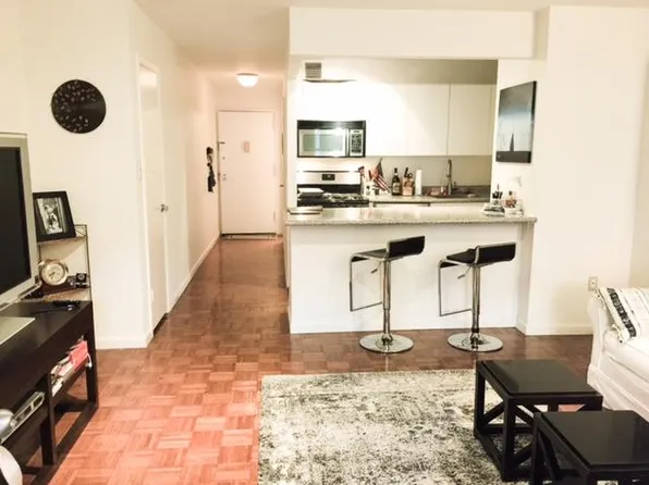 222 West 14th Street image 1 of 5