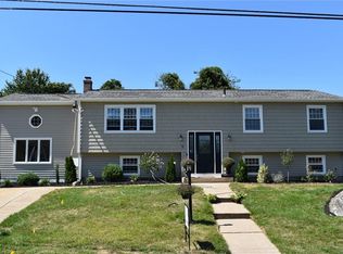 5 Woodcrest Dr, Johnston, RI 02919