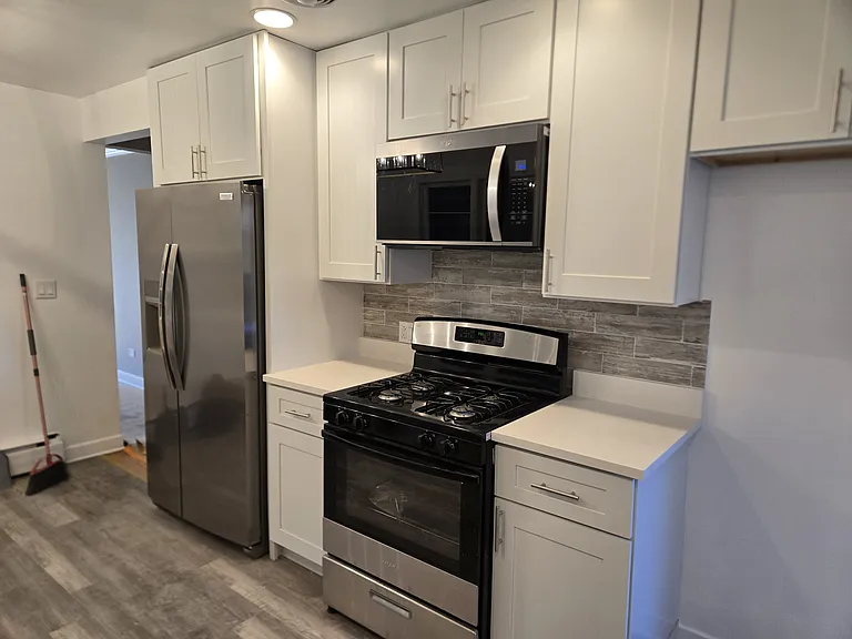 5631 N Mozart St — Photo 2