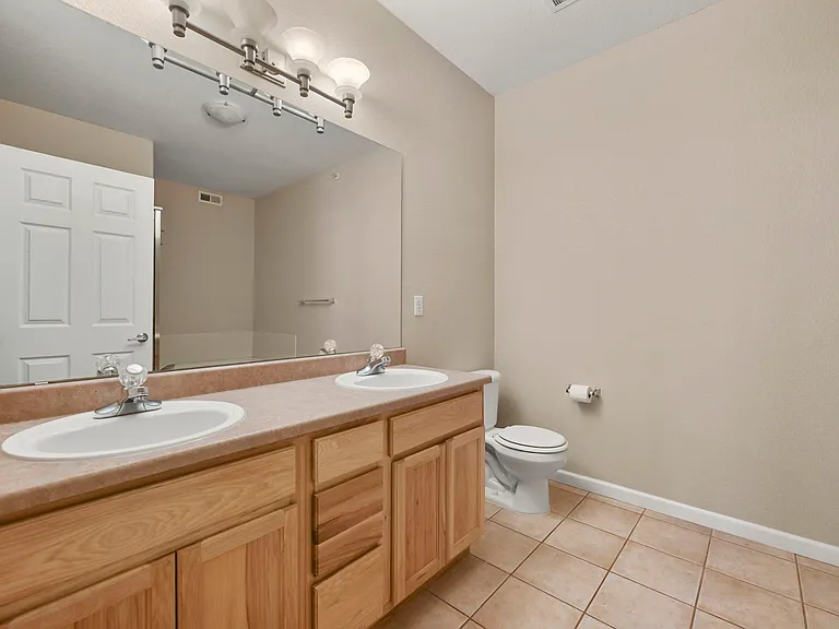 Primary bedroom en-suite bath: 5 piece