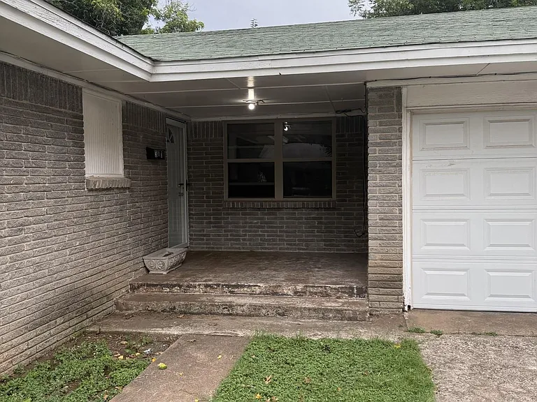 311 N Rosalee St — Photo 2