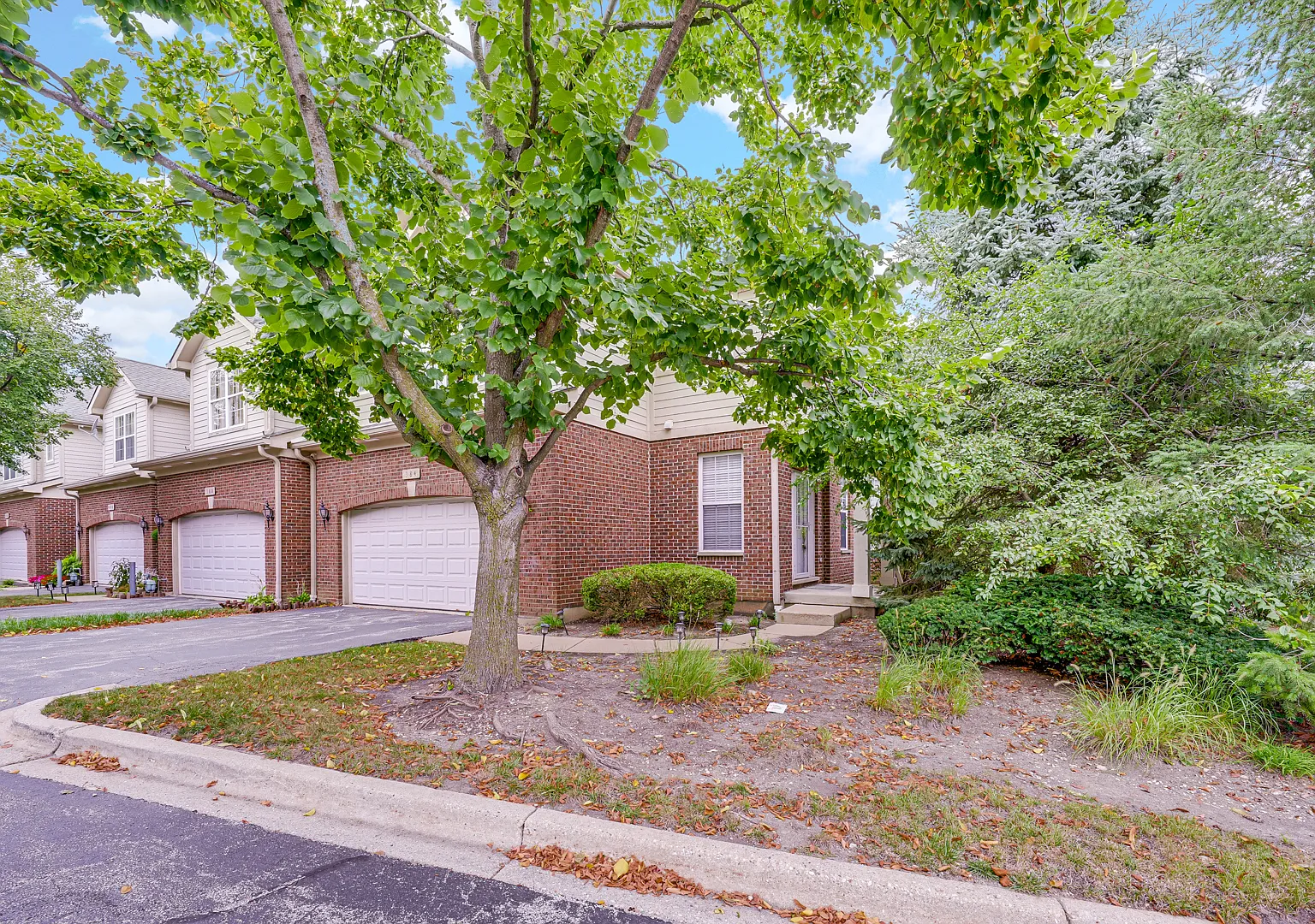 3 bed, 2.5 bath, 2565 sqft, $3,395 — Photo 3