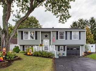 1108 Meadowbrook Ln, Farmington, NY 14425