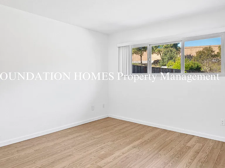 151 Kenwood Ct — Photo 9