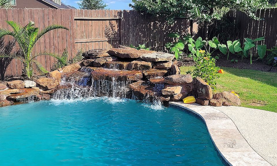 Pool with water features 