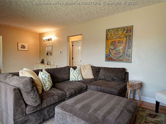 4th image of 847 Lower Chester Rd