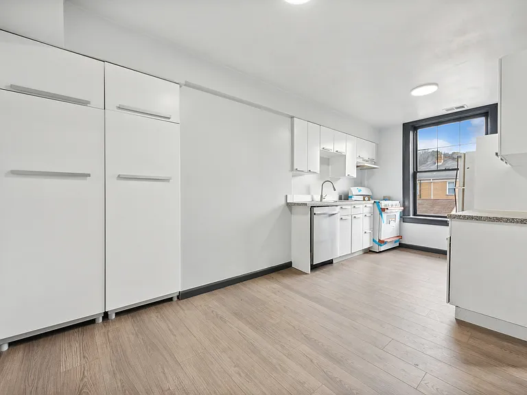 Great, eat in kitchen with pantry space!