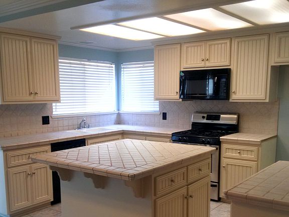 Upgraded kitchen w/island