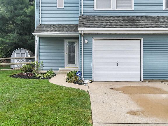 3rd image of 7 Coach Hill Dr