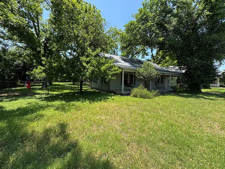 509 W Creek St — Photo 2