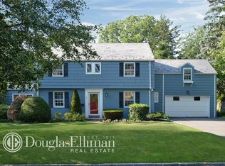 17 Salem Ln, Port Washington, NY 11050