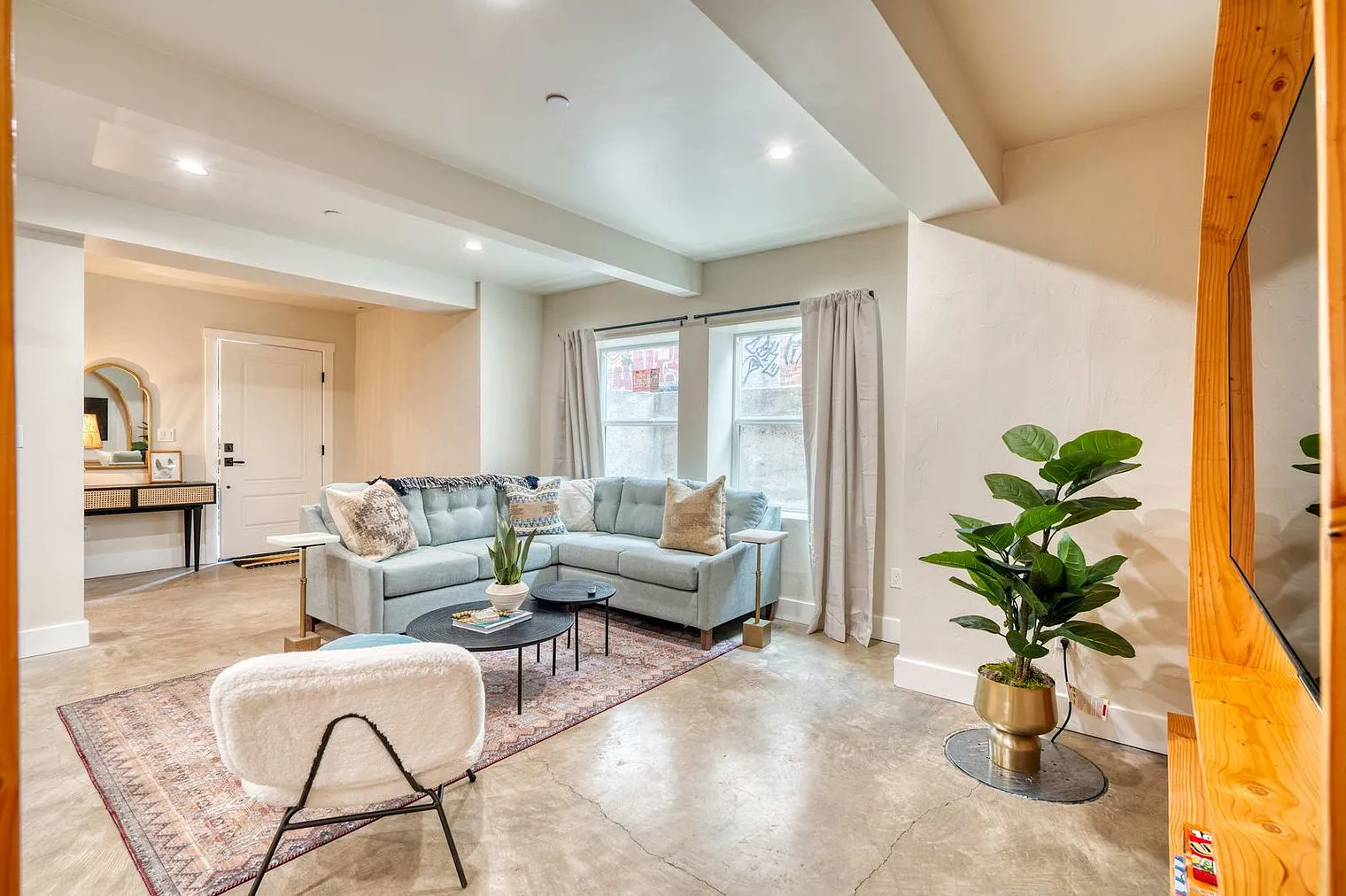 3 bed, 2.0 bath, 1033 sqft, $6,702 — Photo 1