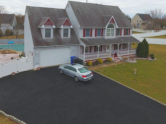 3rd image of 168 Mistletoe Ct