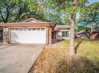 817 Meadowcrest Dr, Azle, TX 76020