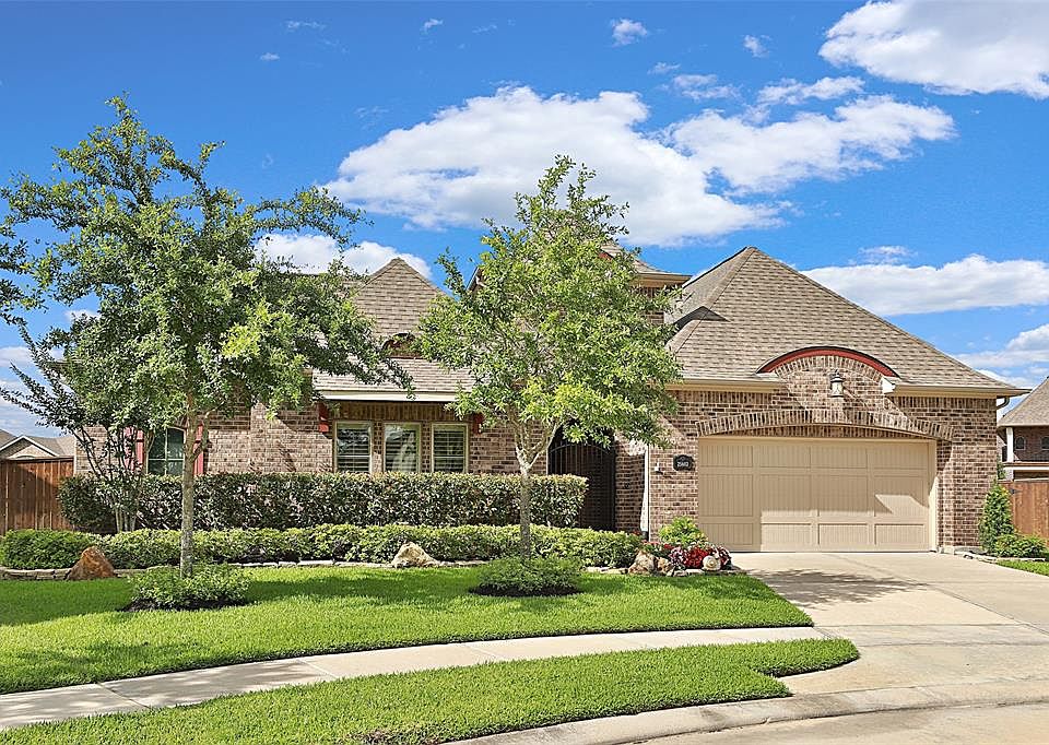 Stunning from curb to back fence line and everything in between. All brick, dramatic faÃ§ade, double wide driveway, well-maintained landscaping, oak trees that will provide years of shade, crepe myrtle for seasonal color and a lush lawn.