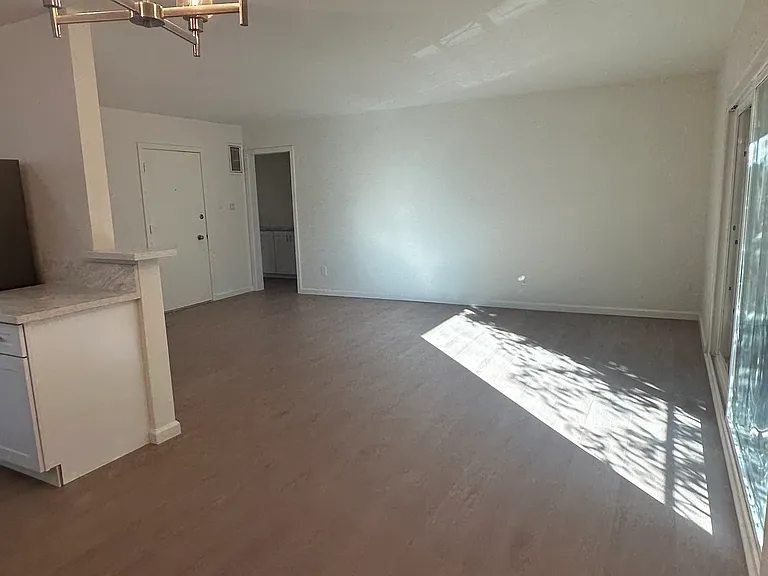 1724 Barry Ave #5 — Photo 2