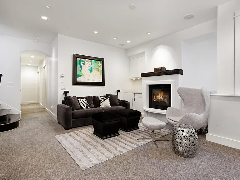533 W Francis St — Photo 20