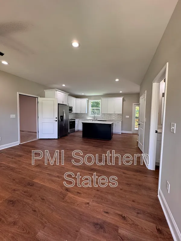 5 bed, 3.5 bath, 2500 sqft, $3,150 — Photo 3
